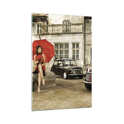 Quadro su vetro - Donna con un ombrello rosso vicino alle auto d'epoca - 80x120cm - Piccolo viaggio sentimentale - Decorazione murale moderna per soggiorno e camera da letto ARTTOR