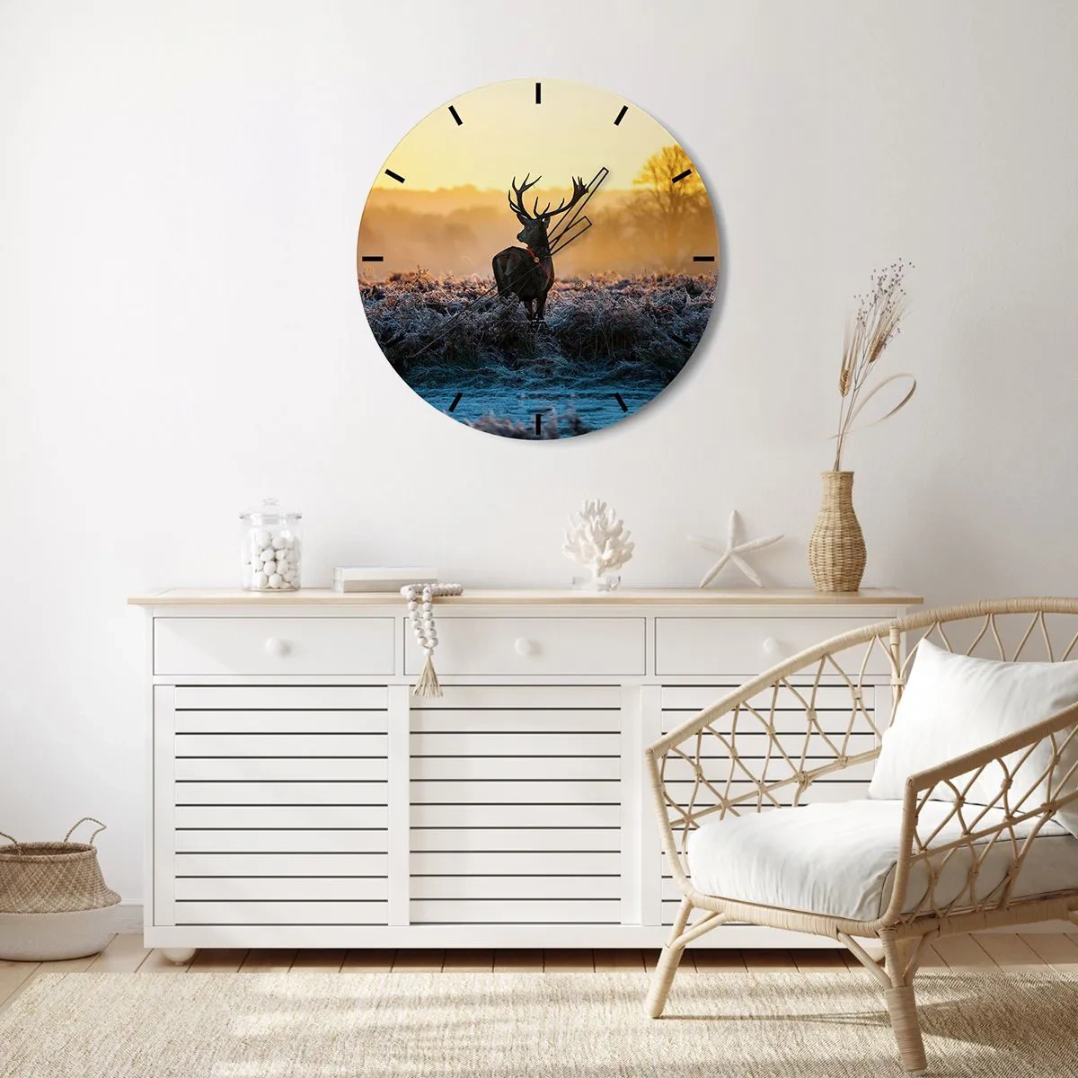 Orologio da parete - Orologio in Vetro - Un cervo in un campo in una mattina gelida con un cielo arancione - 30x30cm - Incoronato nelle sue terre - Decorazione murale moderna per soggiorno, cucina e camera da letto ARTTOR