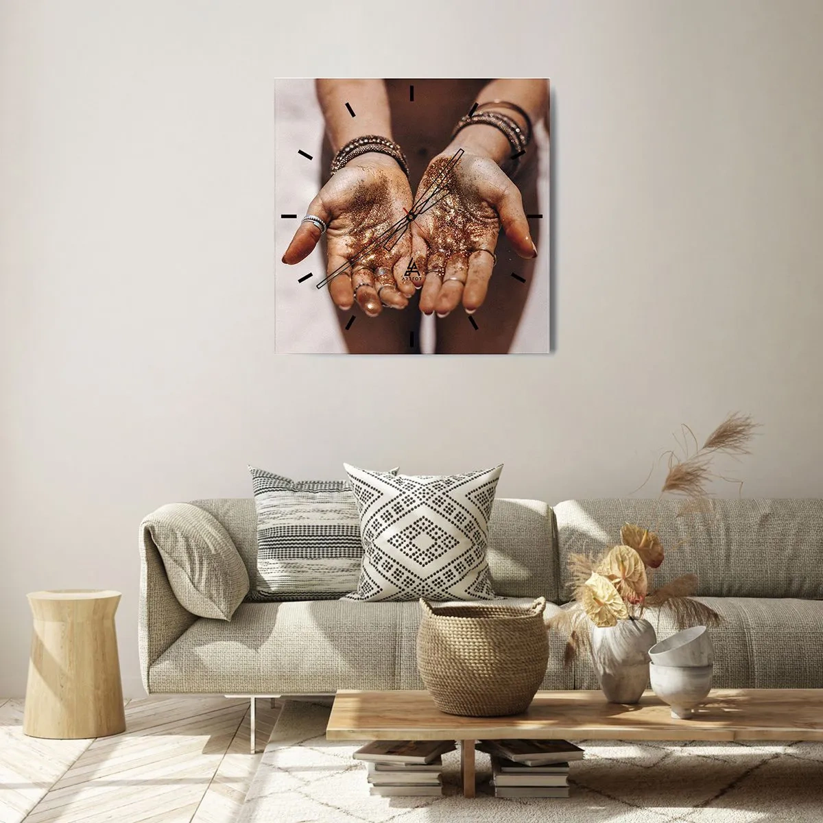 Orologio da parete - Orologio in Vetro - Primo piano di mani con glitter in tonalità calde - 30x30cm - Un dono per te - Decorazione murale moderna per soggiorno e camera da letto ARTTOR