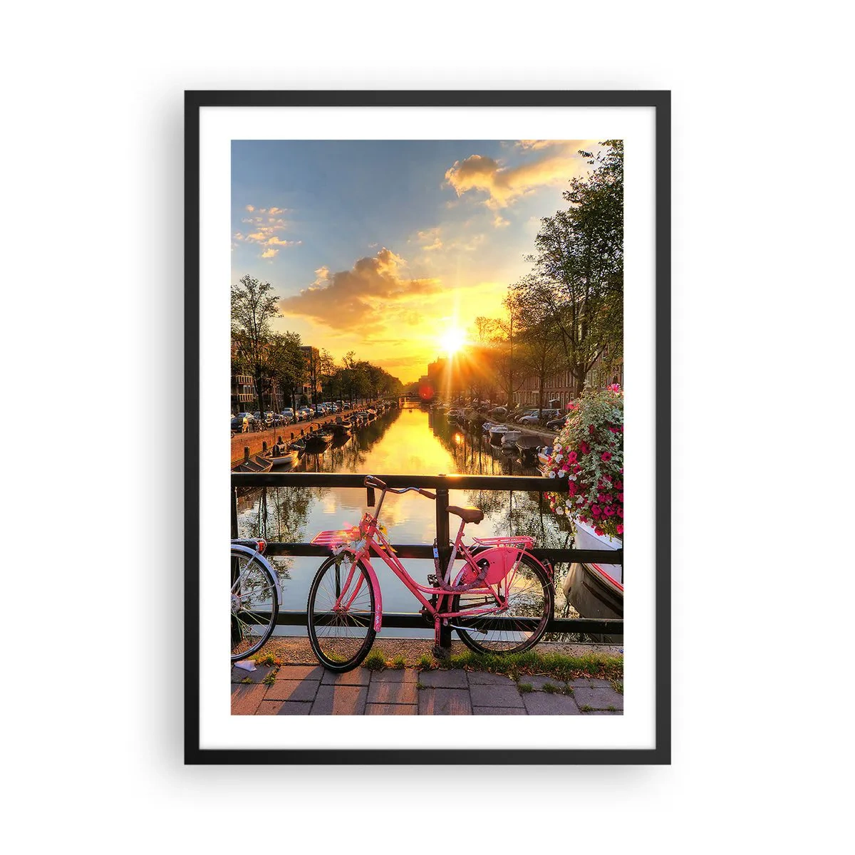 Poster in cornice nera - Una bicicletta rosa su un ponte sopra un canale al tramonto - 50x70cm - Mattino di primavera ad Amsterdam - Decorazione murale moderna per soggiorno e camera da letto ARTTOR