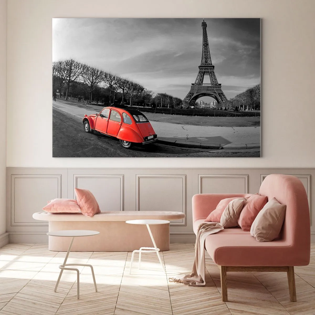 Quadro su vetro - Un'auto rossa con la Torre Eiffel sullo sfondo in un'ambientazione in bianco e nero - 120x80cm - Più parigine di Parigi - Decorazione murale moderna per soggiorno e camera da letto ARTTOR