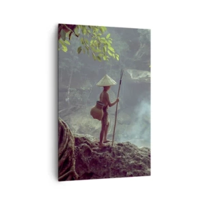 Quadro su tela - Stampe su Tela - Una figura con una lancia presso una cascata in una foresta tropicale - 80x120cm - In armonia con la natura - Decorazione murale moderna per soggiorno e camera da letto ARTTOR