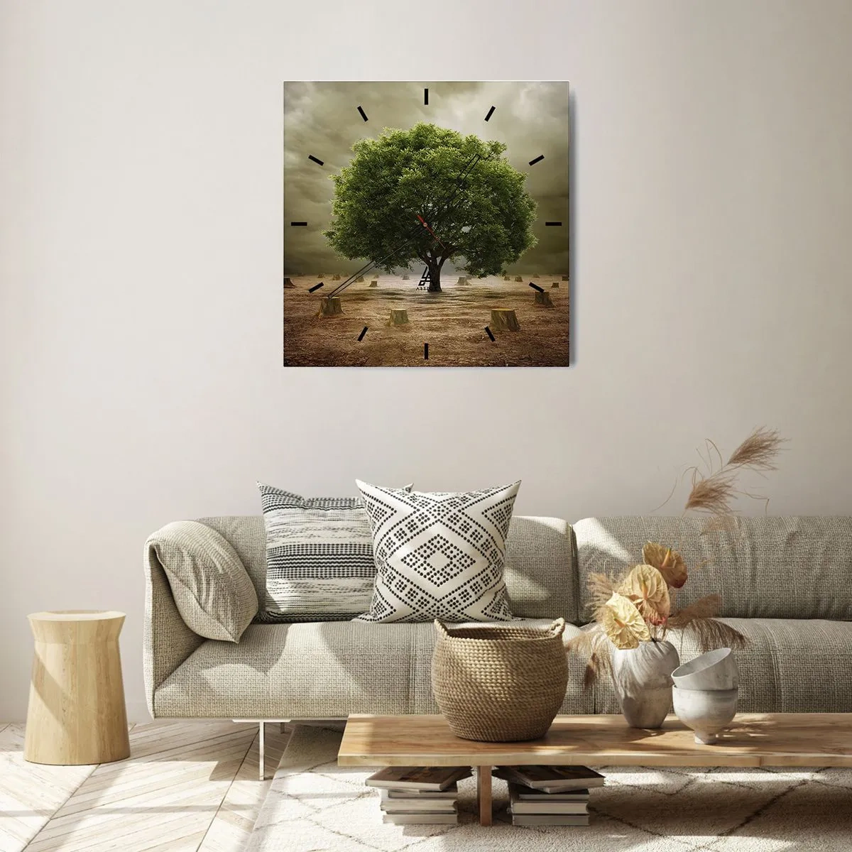 Orologio da parete - Orologio in Vetro - Un albero verde circondato da tronchi d'albero abbattuti contro un cielo nuvoloso - 30x30cm - Ogni speranza - Decorazione murale moderna per soggiorno e camera da letto ARTTOR