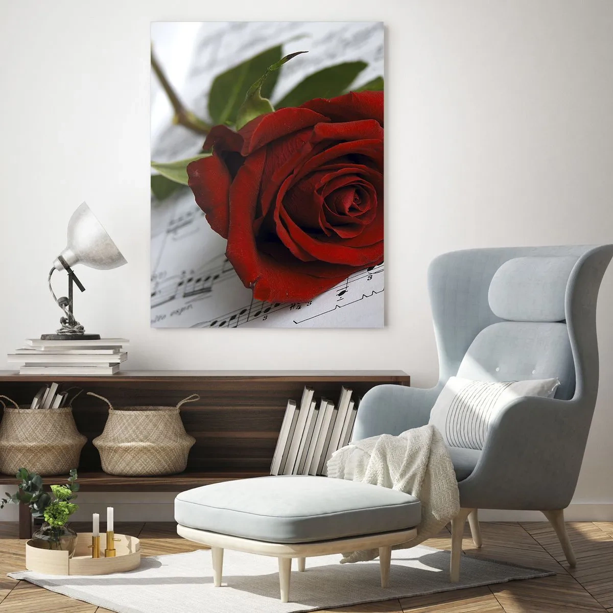 Quadro su vetro - Una rosa rossa su uno sfondo di note musicali su carta bianca. - 80x120cm - La musica dei sentimenti in scarlatto - Decorazione murale moderna per soggiorno e camera da letto ARTTOR