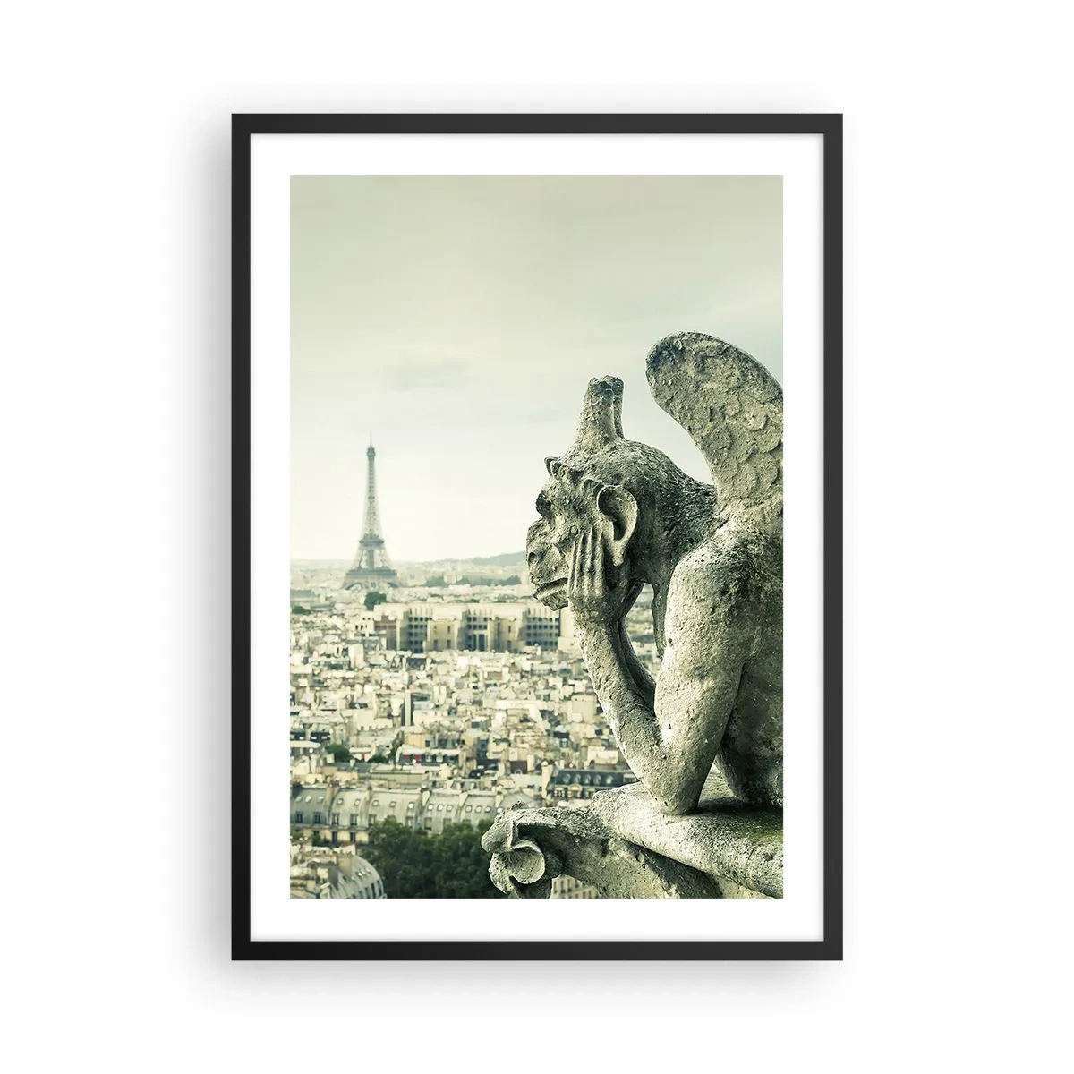Poster in cornice nera - Un gargoyle che domina la Torre Eiffel e lo skyline di Parigi - 50x70cm - Chiacchierate parigine - Decorazione murale moderna per soggiorno e camera da letto ARTTOR