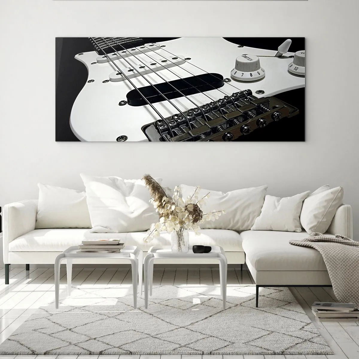 Quadro su vetro - Primo piano di una chitarra elettrica bianca su sfondo nero. - 160x50cm - Il suono nascosto nel bianco - Decorazione murale moderna per soggiorno e camera da letto ARTTOR