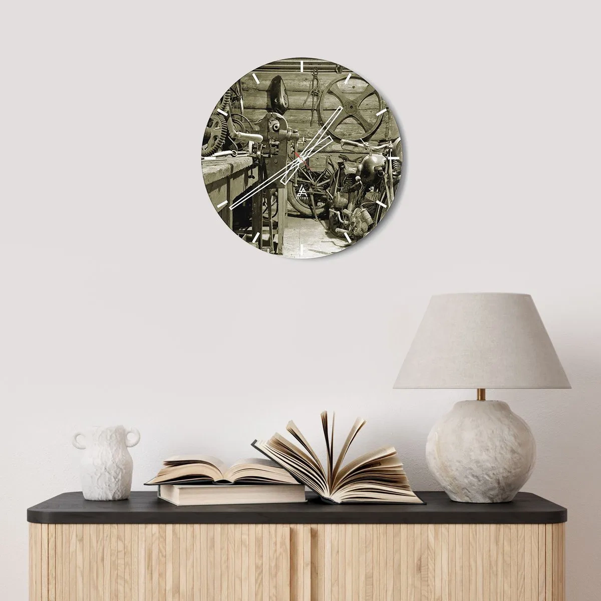 Orologio da parete - Orologio in Vetro - Un laboratorio con attrezzi, ruote e una parete di legno sullo sfondo - 30x30cm - Nel capanno di zio Alfredo - Decorazione murale moderna per soggiorno, cucina e camera da letto ARTTOR