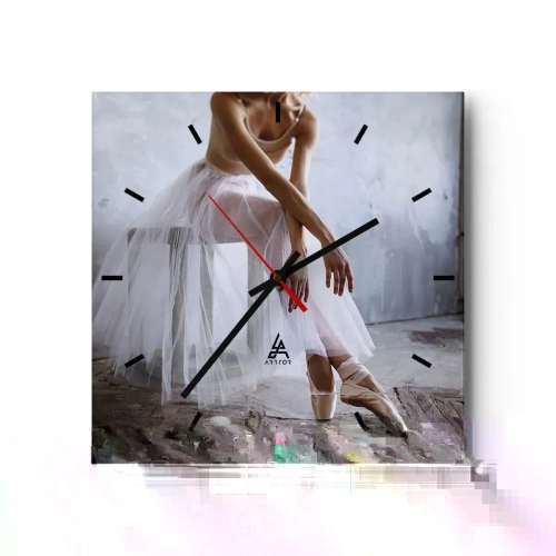 Orologio da parete - Orologio in Vetro - Una ballerina in una posa delicata su uno sfondo industriale - 30x30cm - Prima che si accendano le luci del palco - Decorazione murale moderna per soggiorno e camera da letto ARTTOR
