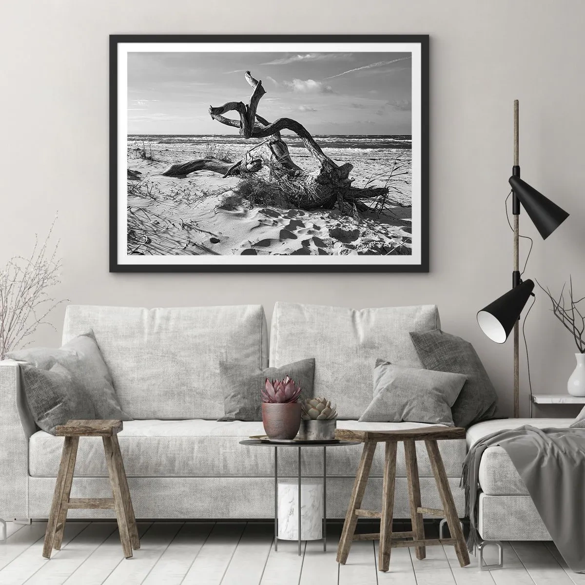 Poster in cornice nera - Paesaggio in bianco e nero con un albero morto sulla spiaggia - 70x50cm - Scolpito dal mare - Decorazione murale moderna per soggiorno e camera da letto ARTTOR