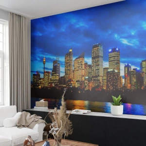 Fotomurali Premium Sand - Panorama della città di notte con le luci riflesse nell'acqua - 100x70cm - Notte di luci e colori - Decorazione murale moderna per soggiorno e camera da letto ARTTOR