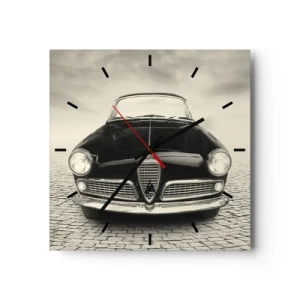 Orologio da parete - Orologio in Vetro - Un'auto d'epoca su una piazza di ciottoli in stile monocromatico - 30x30cm - Come non amarmi? - Decorazione murale moderna per soggiorno e camera da letto ARTTOR