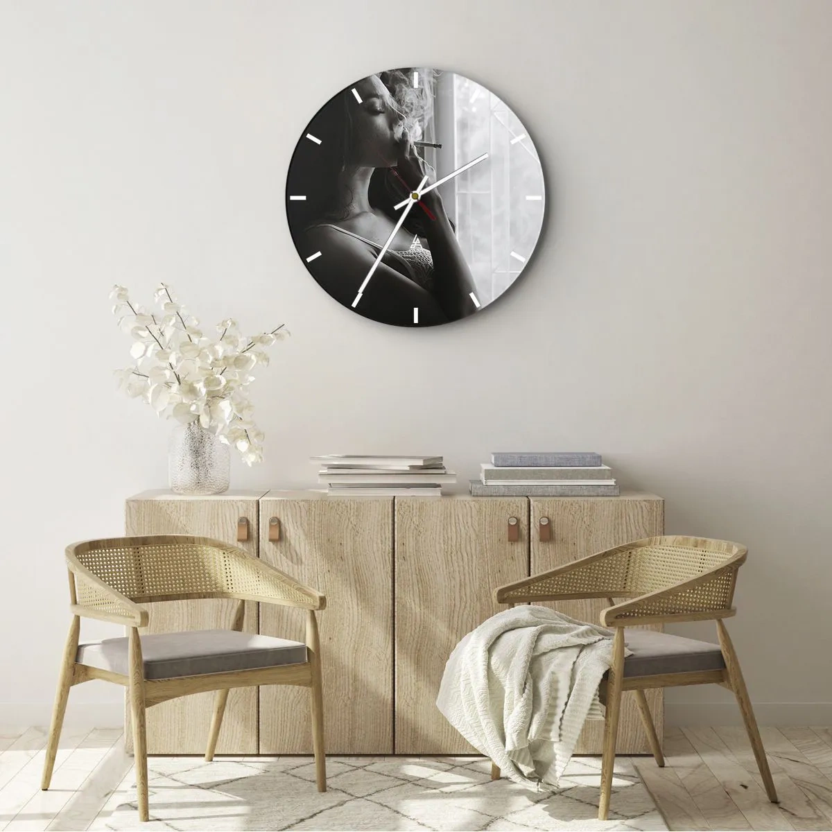 Orologio da parete - Orologio in Vetro - Una donna che fuma una sigaretta vicino alla finestra in bianco e nero - 30x30cm - Attimo sensuale - Decorazione murale moderna per soggiorno, cucina e camera da letto ARTTOR