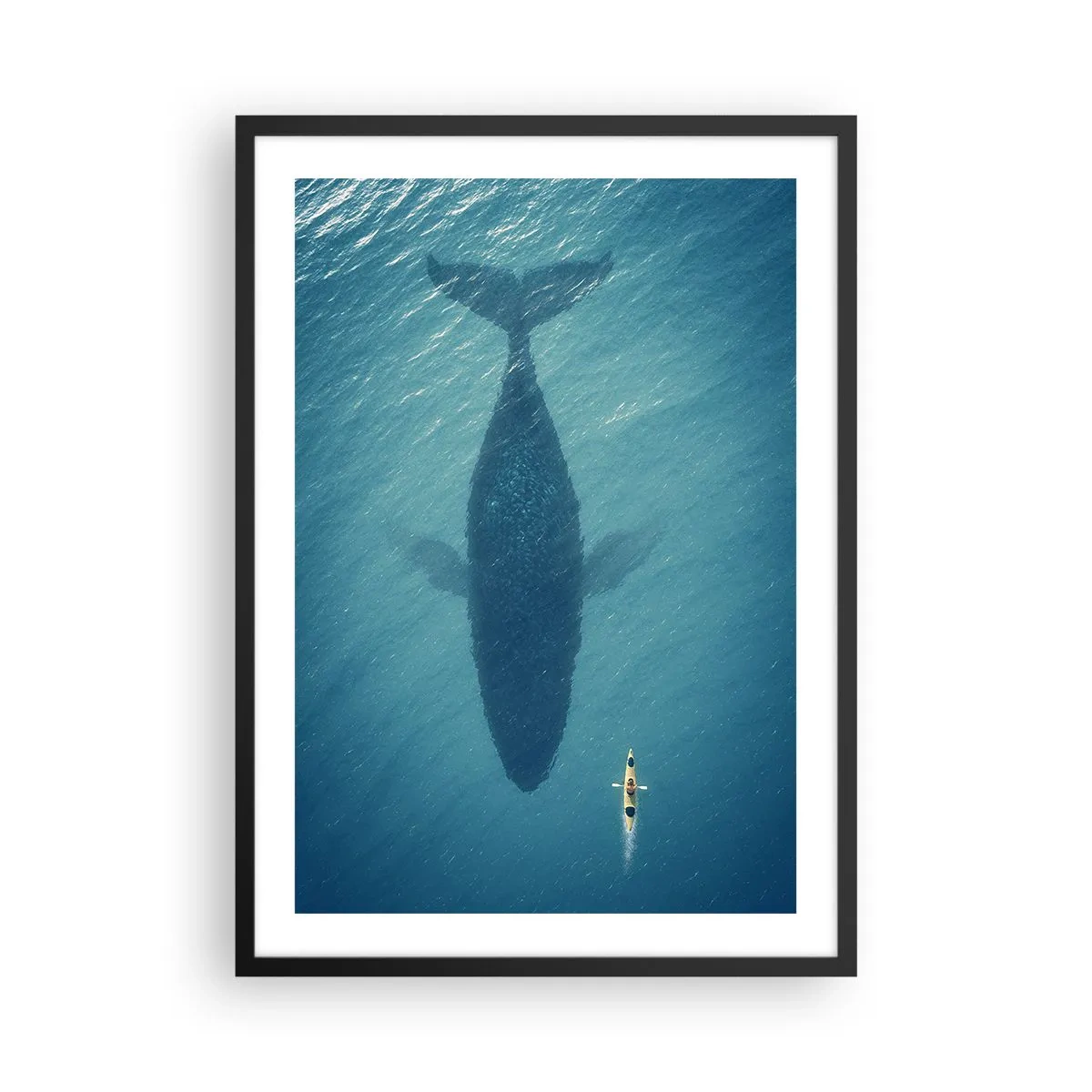 Poster in cornice nera - Kayak sull'acqua sopra l'ombra di un'enorme balena - 50x70cm - Incontro sull'oceano - Decorazione murale moderna per soggiorno e camera da letto ARTTOR