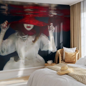 Fotomurali Standard Eco - Una donna con un cappello rosso sott'acqua in un ambiente misterioso. - 100x70cm - Donnagatto - Decorazione murale moderna per soggiorno e camera da letto ARTTOR