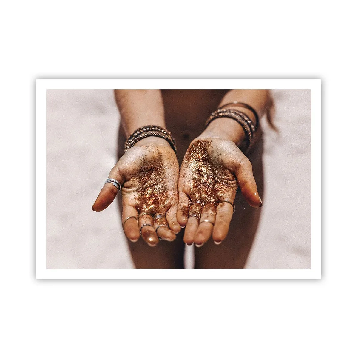 Poster - Primo piano di mani con glitter in tonalità calde - 100x70cm - Un dono per te - Decorazione murale moderna per soggiorno e camera da letto ARTTOR