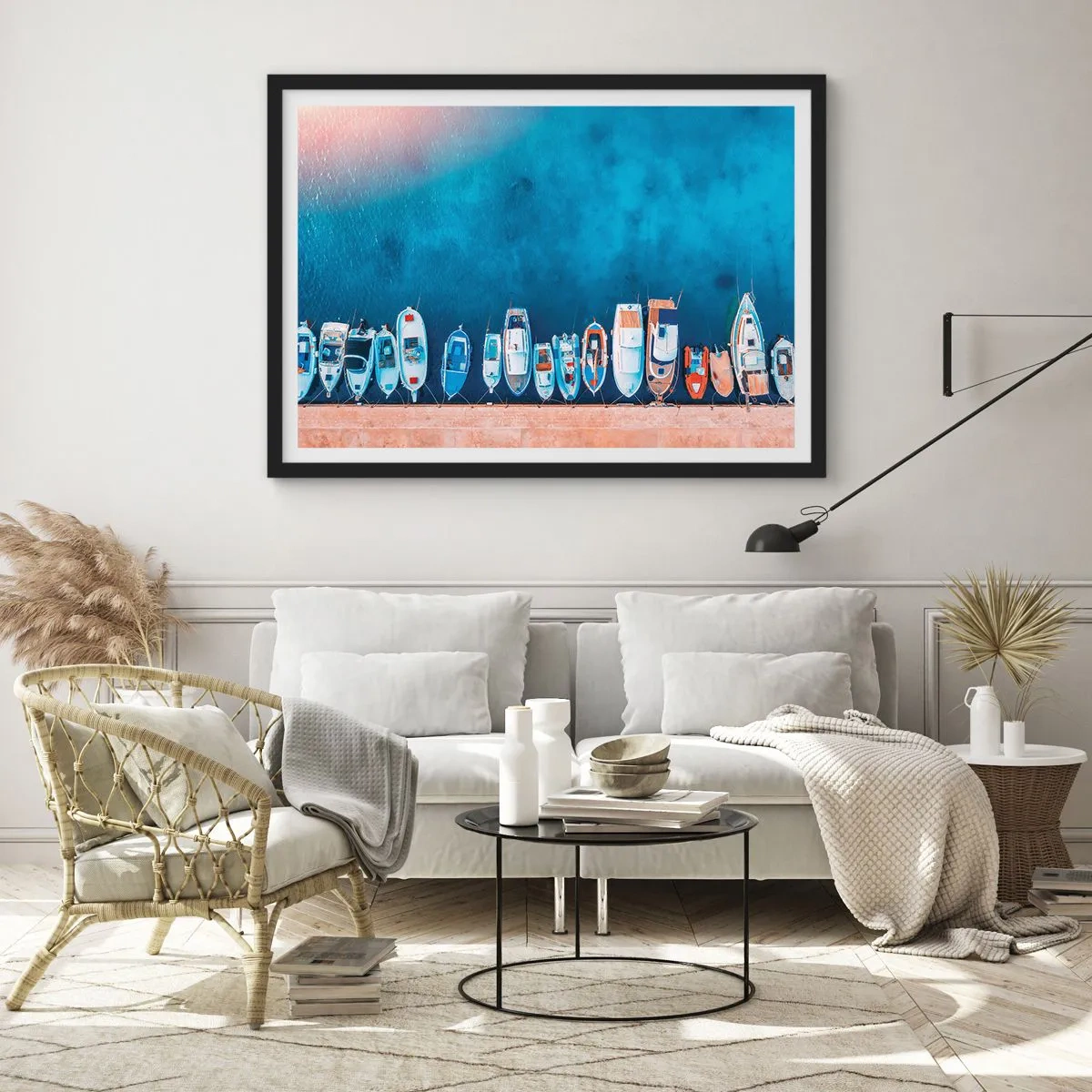 Poster in cornice nera - Barche ormeggiate sulla riva contro l'acqua blu - 100x70cm - In una fila - Decorazione murale moderna per soggiorno e camera da letto ARTTOR