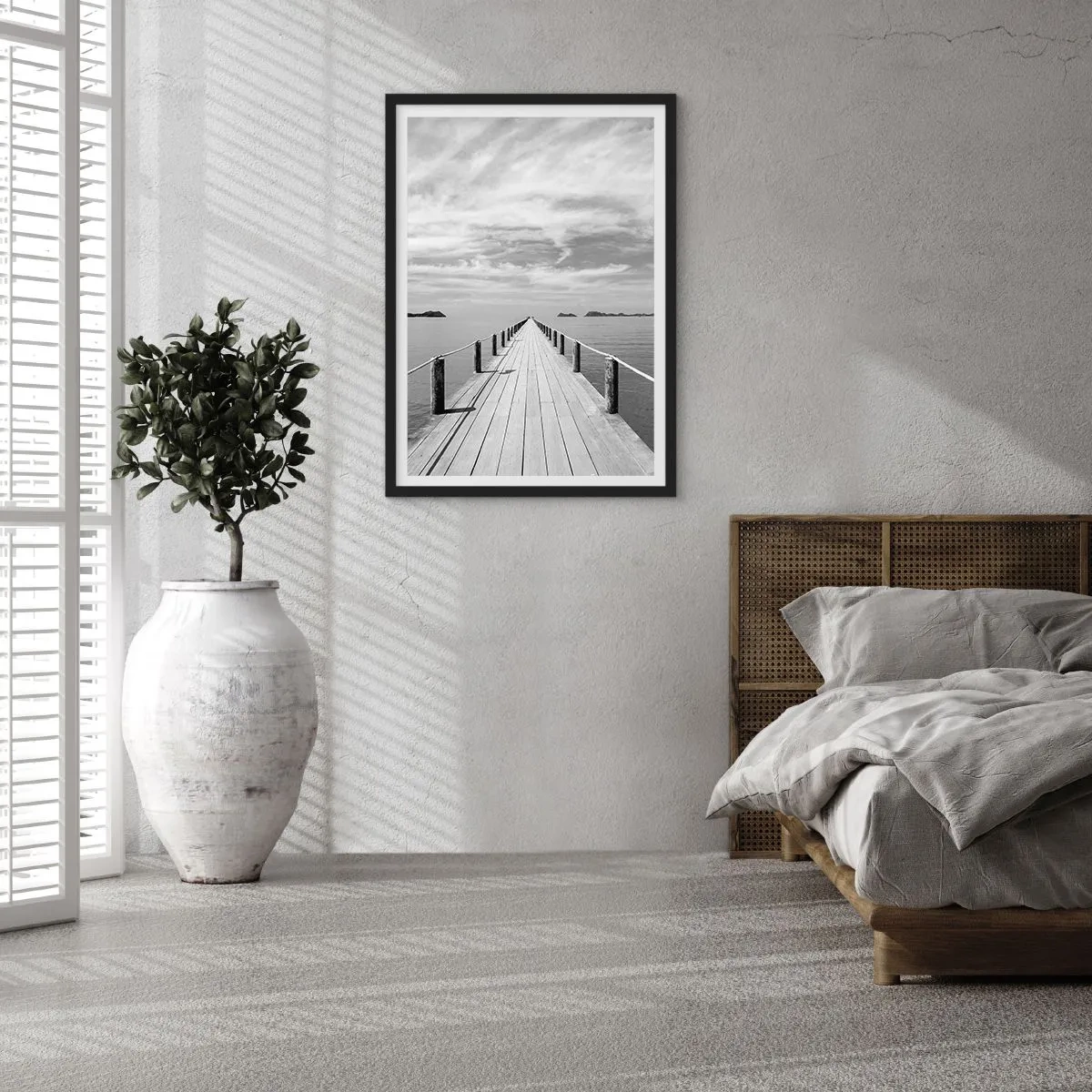 Poster in cornice nera - Un molo di legno che si estende in lontananza attraverso acque calme - 50x70cm - Forse un viaggio... - Decorazione murale moderna per soggiorno e camera da letto ARTTOR