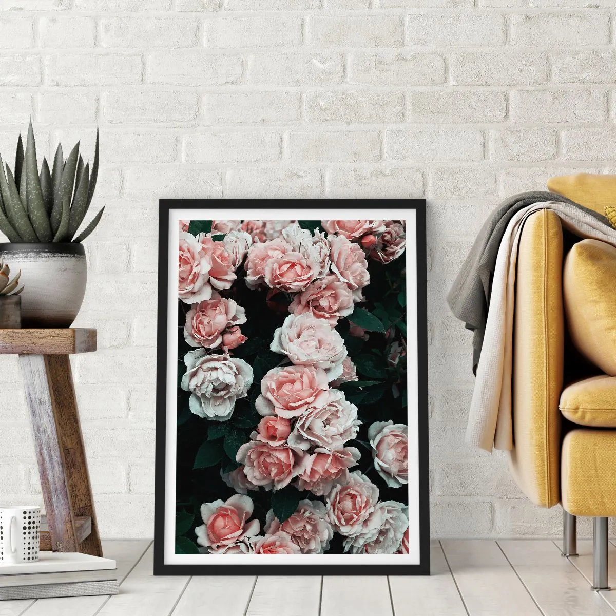 Poster in cornice nera - Un bouquet di rose in delicate tonalità di rosa su uno sfondo scuro - 50x70cm - Composizione di rose - Decorazione murale moderna per soggiorno e camera da letto ARTTOR