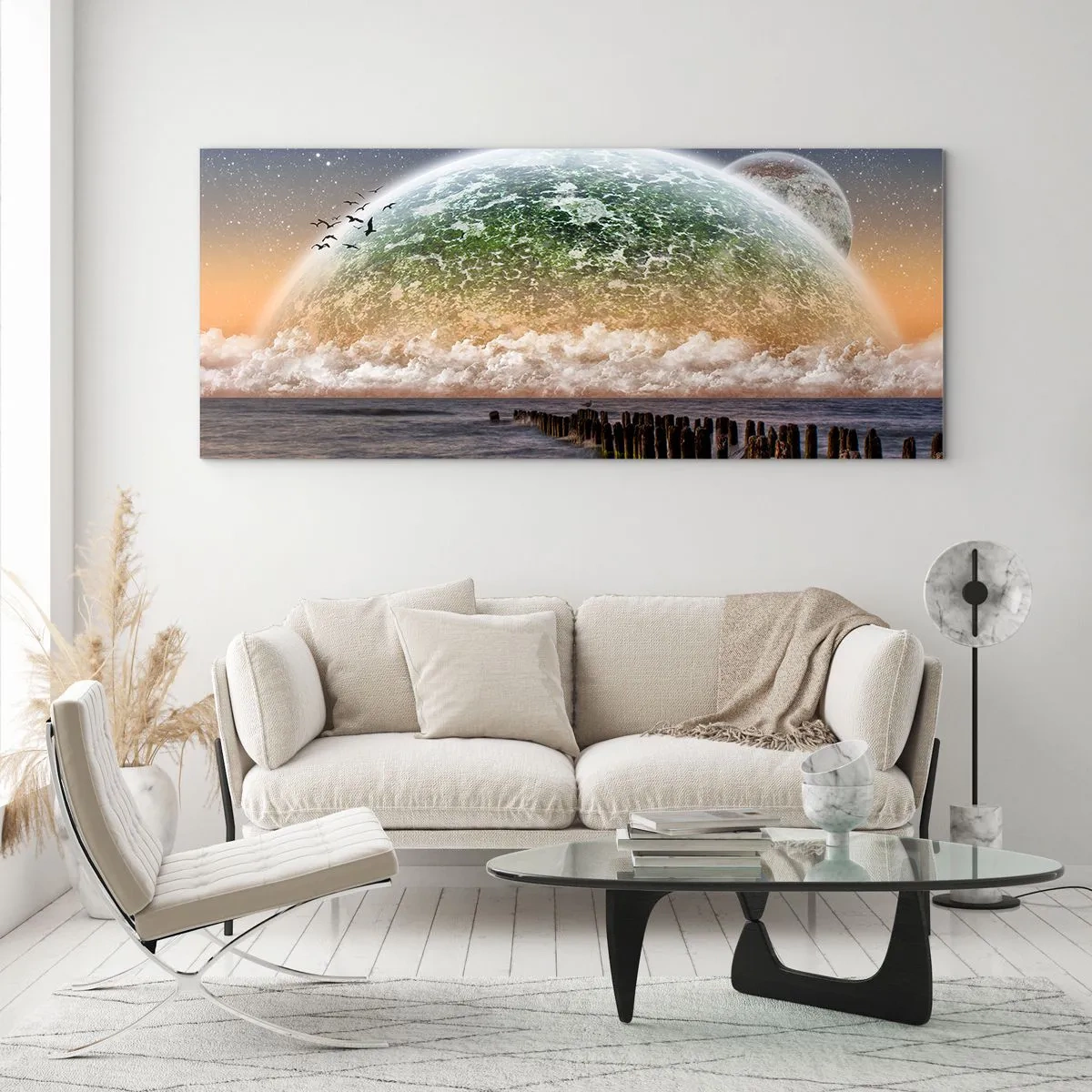 Quadro su vetro - Un paesaggio fantastico con un grande pianeta sopra il mare e un molo di legno. - 160x50cm - E il mondo emerse dalle acque - Decorazione murale moderna per soggiorno e camera da letto ARTTOR