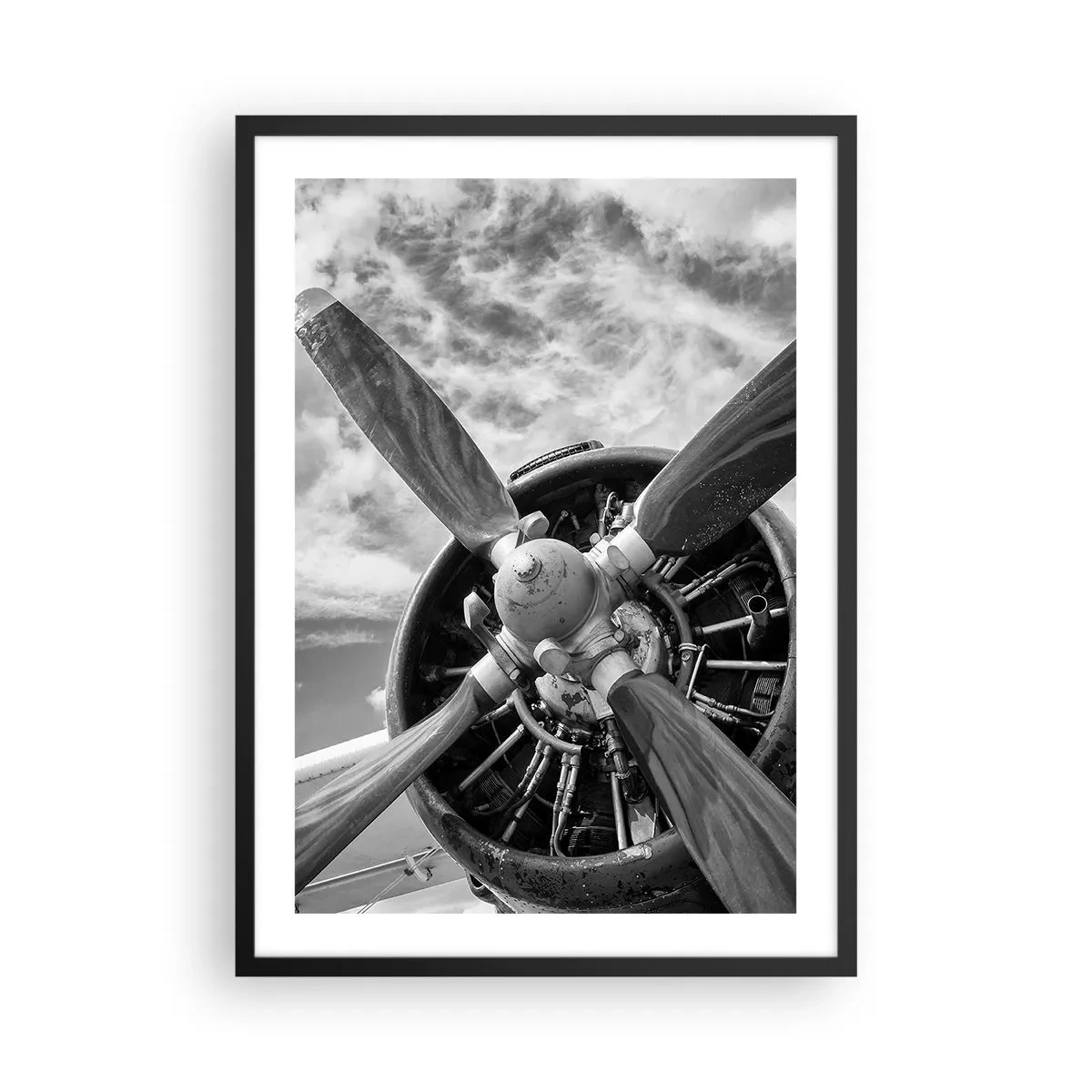 Poster in cornice nera - Una fotografia in bianco e nero dell'elica di un aereo contro il cielo. - 50x70cm - Il dominatore dell'aria - Decorazione murale moderna per soggiorno e camera da letto ARTTOR