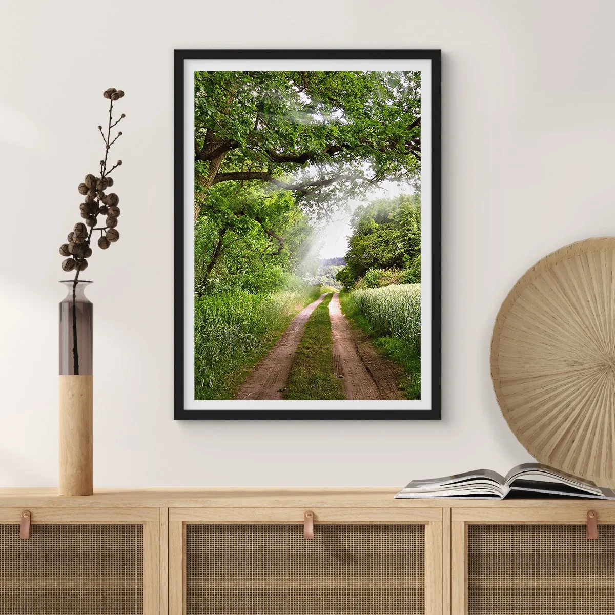 Poster in cornice nera - Una strada sterrata ombreggiata circondata da rigogliosi alberi verdi e prati - 50x70cm - Et in Arcadia ego - Decorazione murale moderna per soggiorno e camera da letto ARTTOR