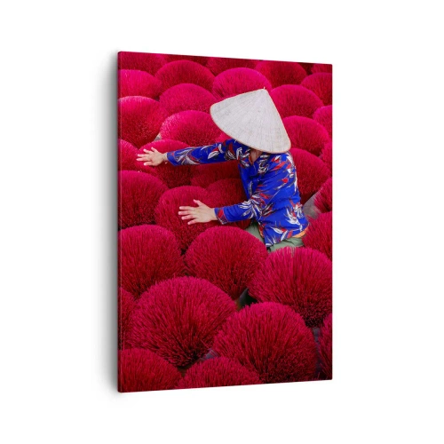 Quadro su tela - Stampe su Tela - Una donna che indossa un cappello tradizionale tra bastoncini di incenso rosso - 50x70cm - Nel campo di riso - Decorazione murale moderna per soggiorno e camera da letto ARTTOR