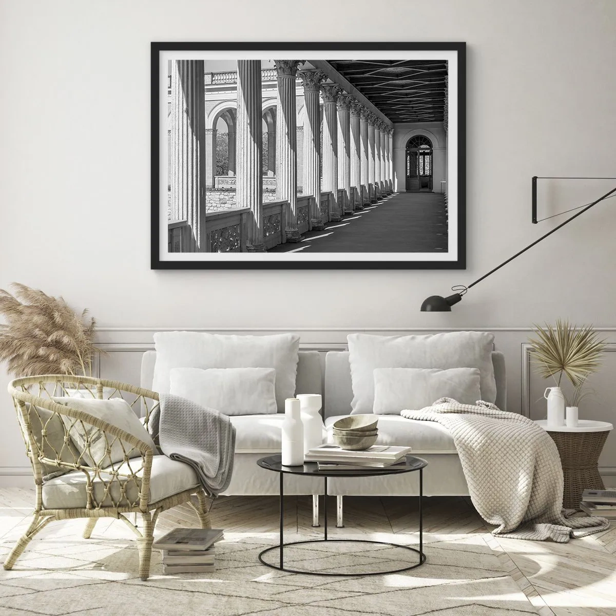 Poster in cornice nera - Colonnato in stile classico in bianco e nero - 70x50cm - Portico soleggiato - Decorazione murale moderna per soggiorno e camera da letto ARTTOR