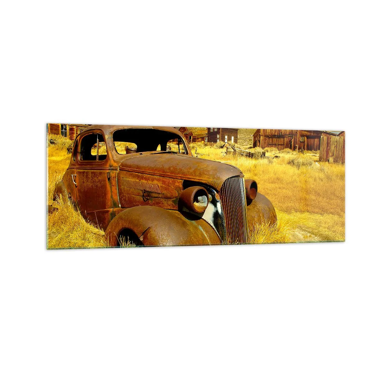 Quadro su vetro - Una vecchia macchina arrugginita sullo sfondo di capanne di legno abbandonate - 140x50cm - Meritato riposo - Decorazione murale moderna per soggiorno e camera da letto ARTTOR