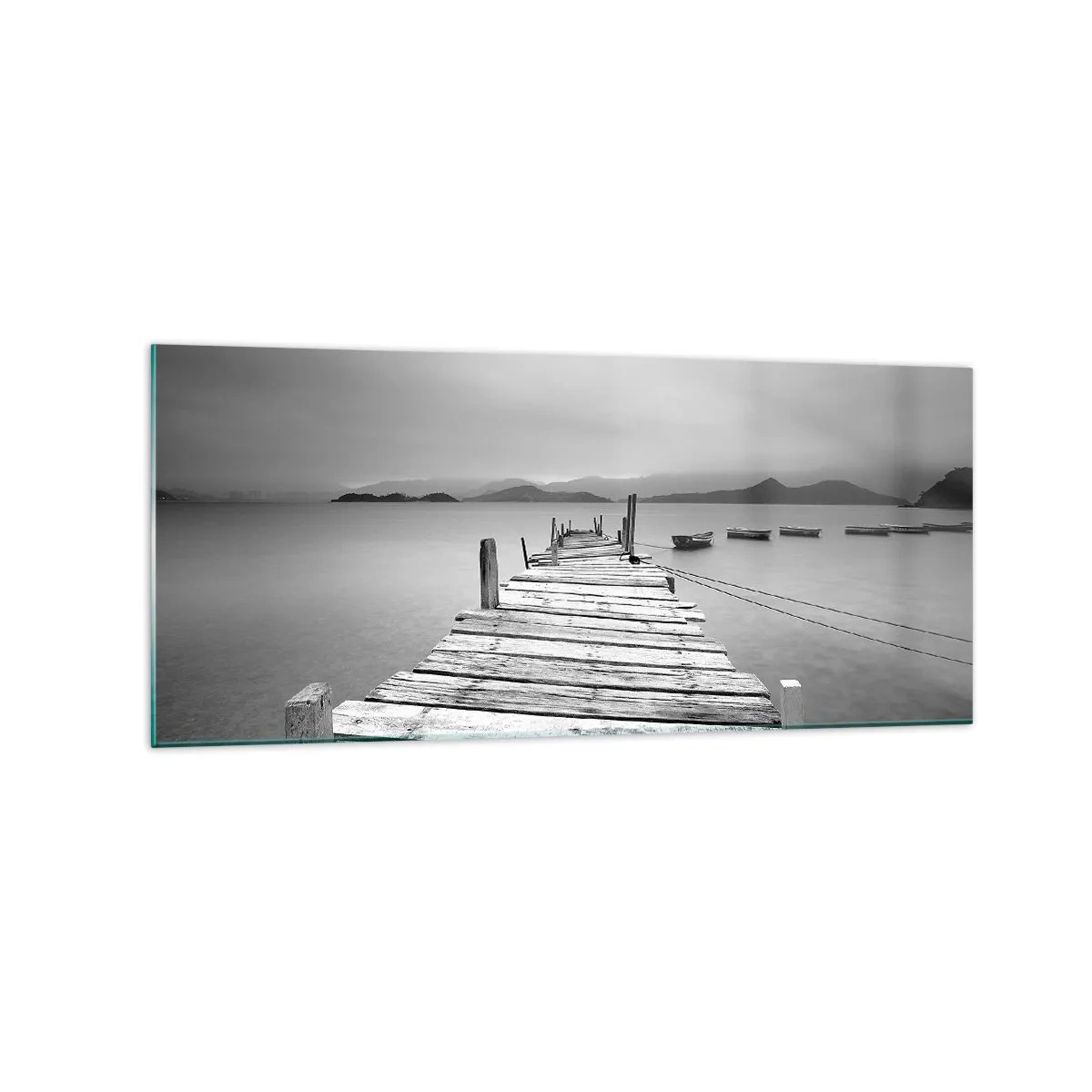 Quadro su vetro - Una vista in bianco e nero di un molo di legno e di un lago calmo. - 120x50cm - Dietro i monti, dietro i mari - Decorazione murale moderna per soggiorno e camera da letto ARTTOR