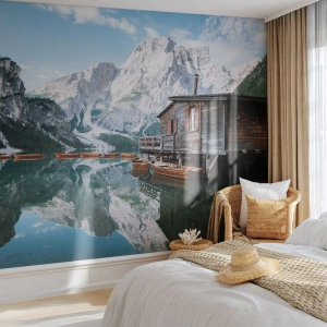 Fotomurali Premium Sand - Una casa di legno sul lago con le montagne sullo sfondo - 100x70cm - Mattina cristallina sui monti - Decorazione murale moderna per soggiorno e camera da letto ARTTOR