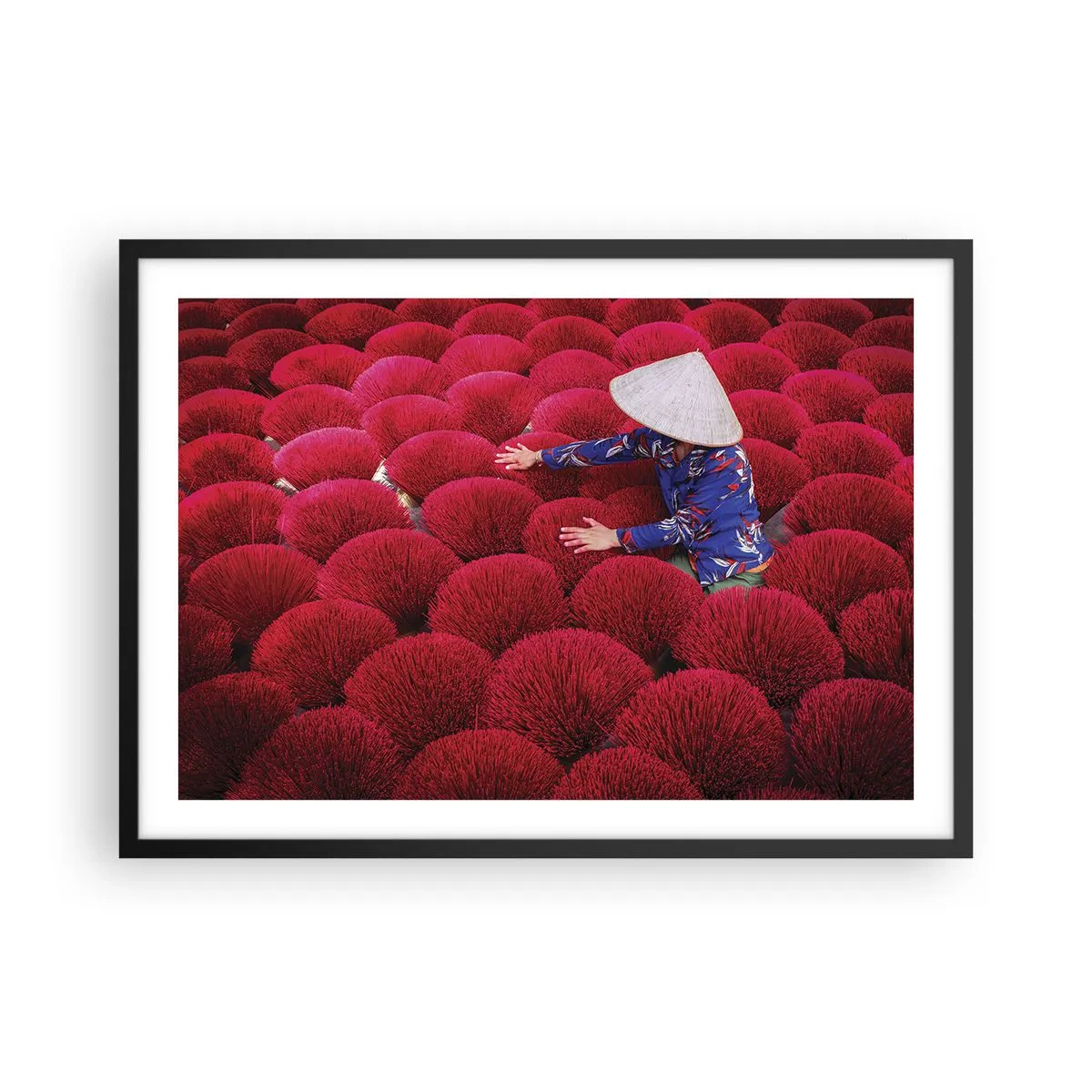 Poster in cornice nera - Una donna che indossa un cappello tradizionale tra bastoncini di incenso rosso - 70x50cm - Nel campo di riso - Decorazione murale moderna per soggiorno e camera da letto ARTTOR