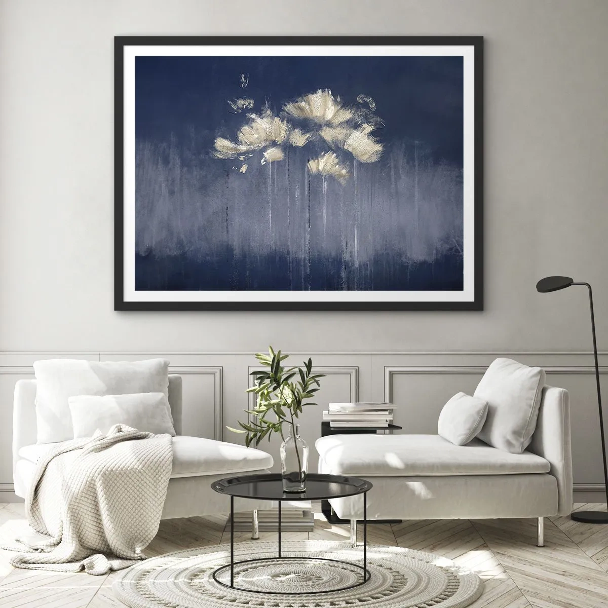 Poster in cornice nera - Delicati fiori su sfondo blu - 100x70cm - Come petali al vento - Decorazione murale moderna per soggiorno e camera da letto ARTTOR