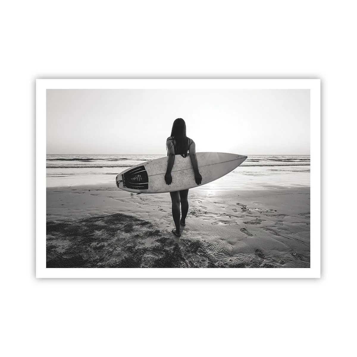 Poster - Donna con tavola da surf sulla spiaggia in bianco e nero - 100x70cm - La figlia dell'onda marina - Decorazione murale moderna per soggiorno e camera da letto ARTTOR
