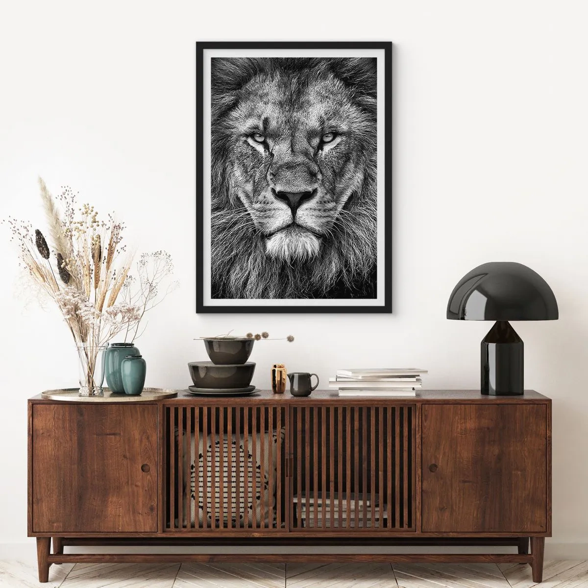 Poster in cornice nera - Ritratto in bianco e nero di un maestoso leone - 50x70cm - Nell'abito dell'incoronazione - Decorazione murale moderna per soggiorno e camera da letto ARTTOR