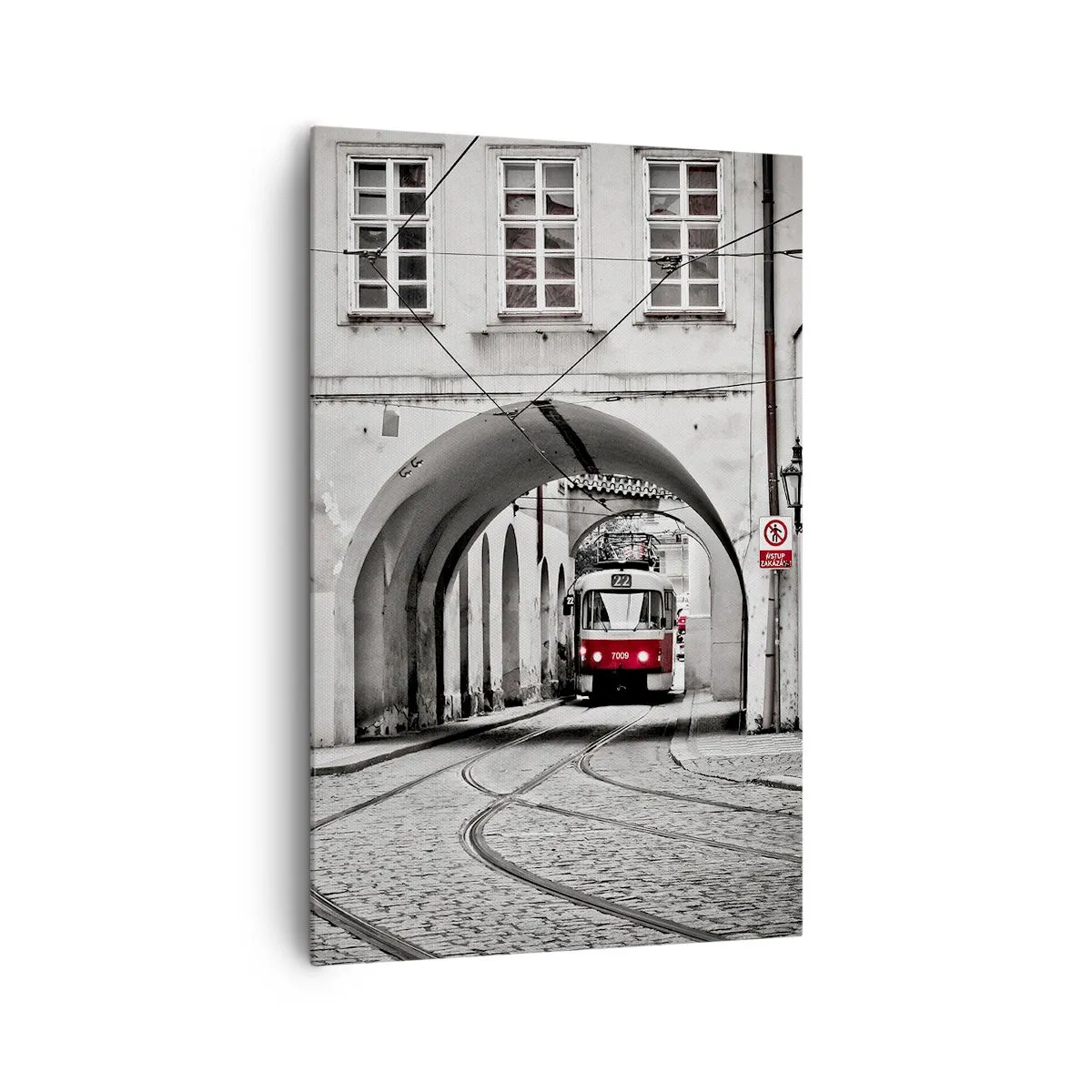 Quadro su tela - Stampe su Tela - Un tram bianco e nero in una strada storica della città - 80x120cm - Attraverso il labirinto cittadino - Decorazione murale moderna per soggiorno e camera da letto ARTTOR