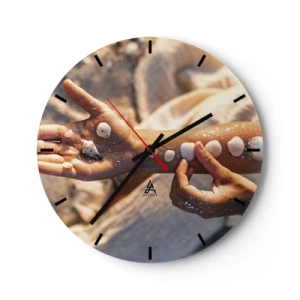 Orologio da parete - Orologio in Vetro - Conchiglie poste sulla mano di un bambino su uno sfondo di sabbia - 30x30cm - La bellezza a portata di mano - Decorazione murale moderna per soggiorno, cucina e camera da letto ARTTOR