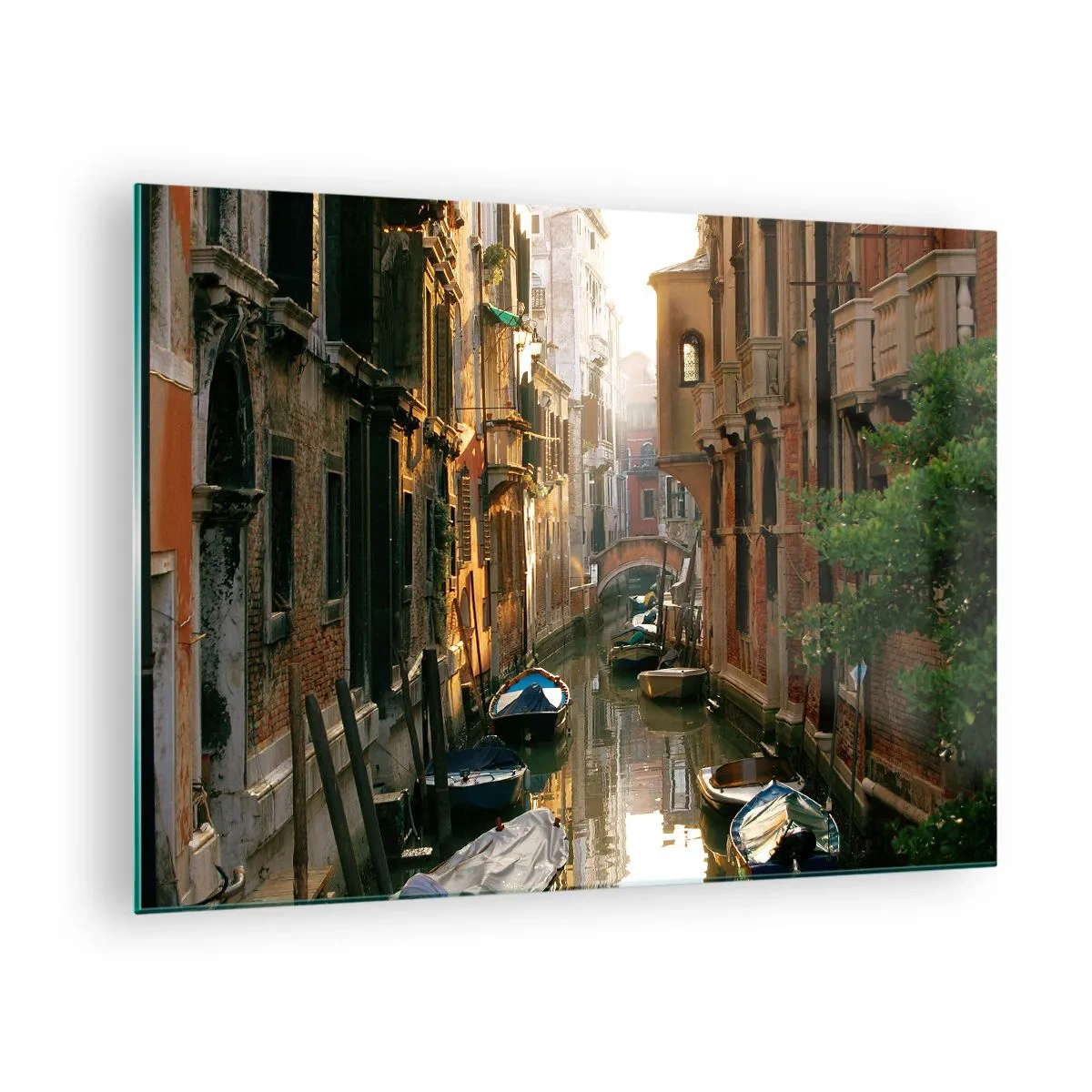 Quadro su vetro - Un canale veneziano con barche circondato da case popolari storiche - 70x50cm - Un angolo di Venezia - Decorazione murale moderna per soggiorno e camera da letto ARTTOR