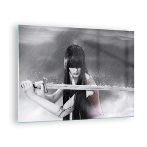 Quadro su vetro - Una donna con una spada sotto la pioggia su uno sfondo monocromo. - 70x50cm - Bella e pericolosa - Decorazione murale moderna per soggiorno e camera da letto ARTTOR