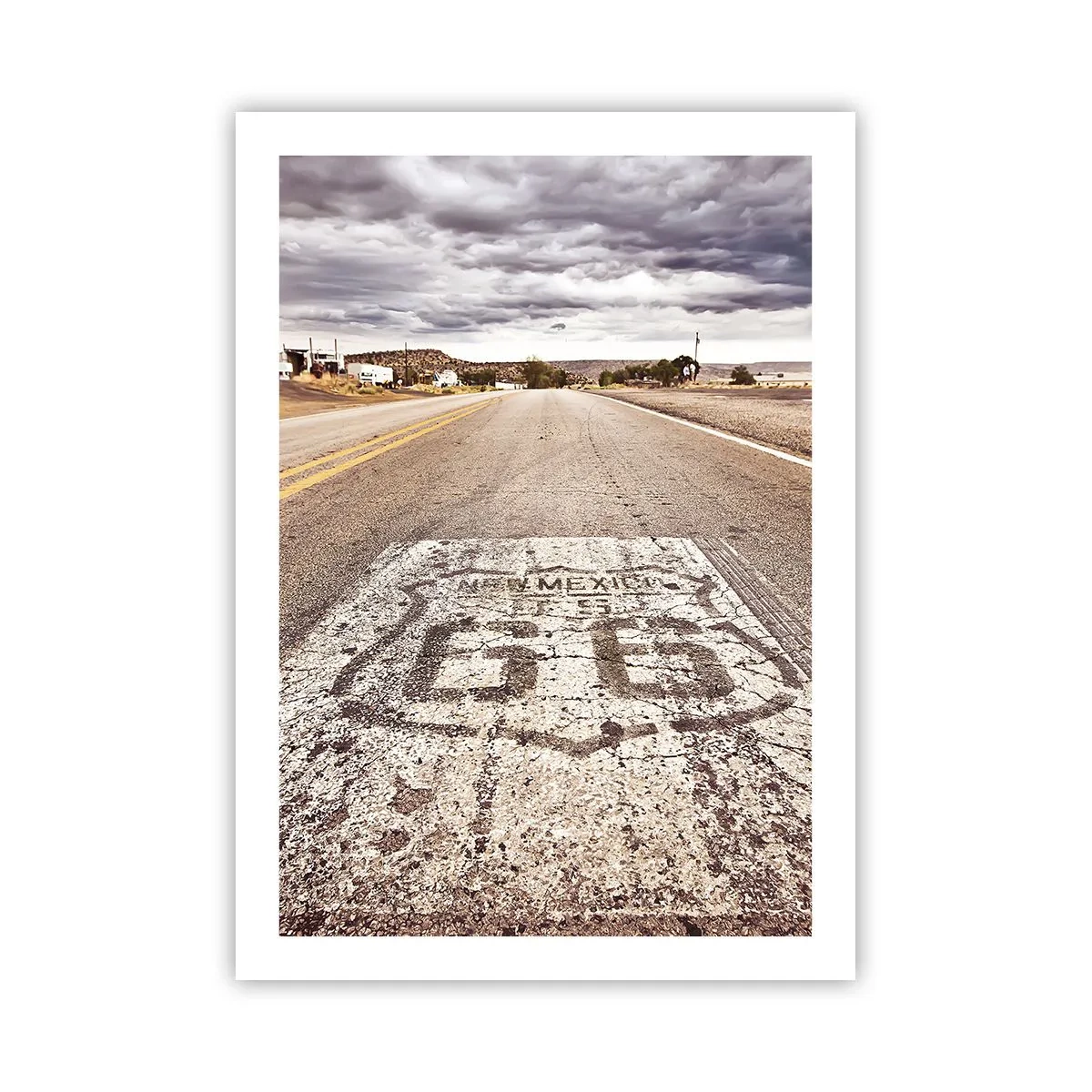 Poster - Una strada con il simbolo della Route 66 che attraversa un paesaggio desertico - 50x70cm - La Route 66: una leggenda americana - Decorazione murale moderna per soggiorno e camera da letto ARTTOR