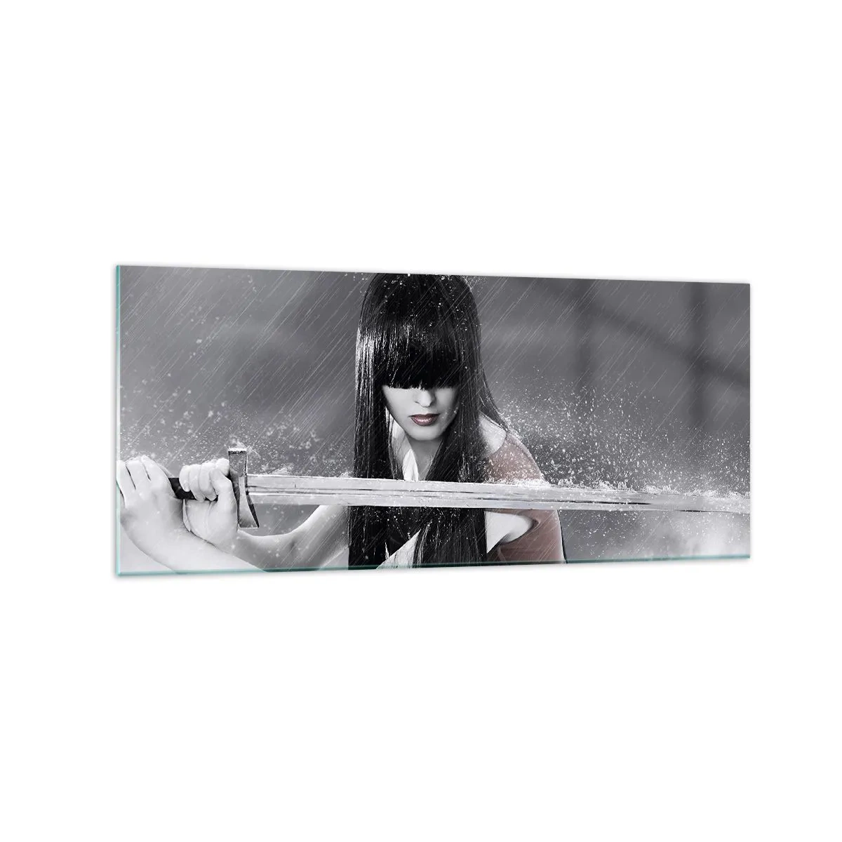 Quadro su vetro - Una donna con una spada sotto la pioggia dall'aspetto dinamico e misterioso - 120x50cm - Bella e pericolosa - Decorazione murale moderna per soggiorno e camera da letto ARTTOR