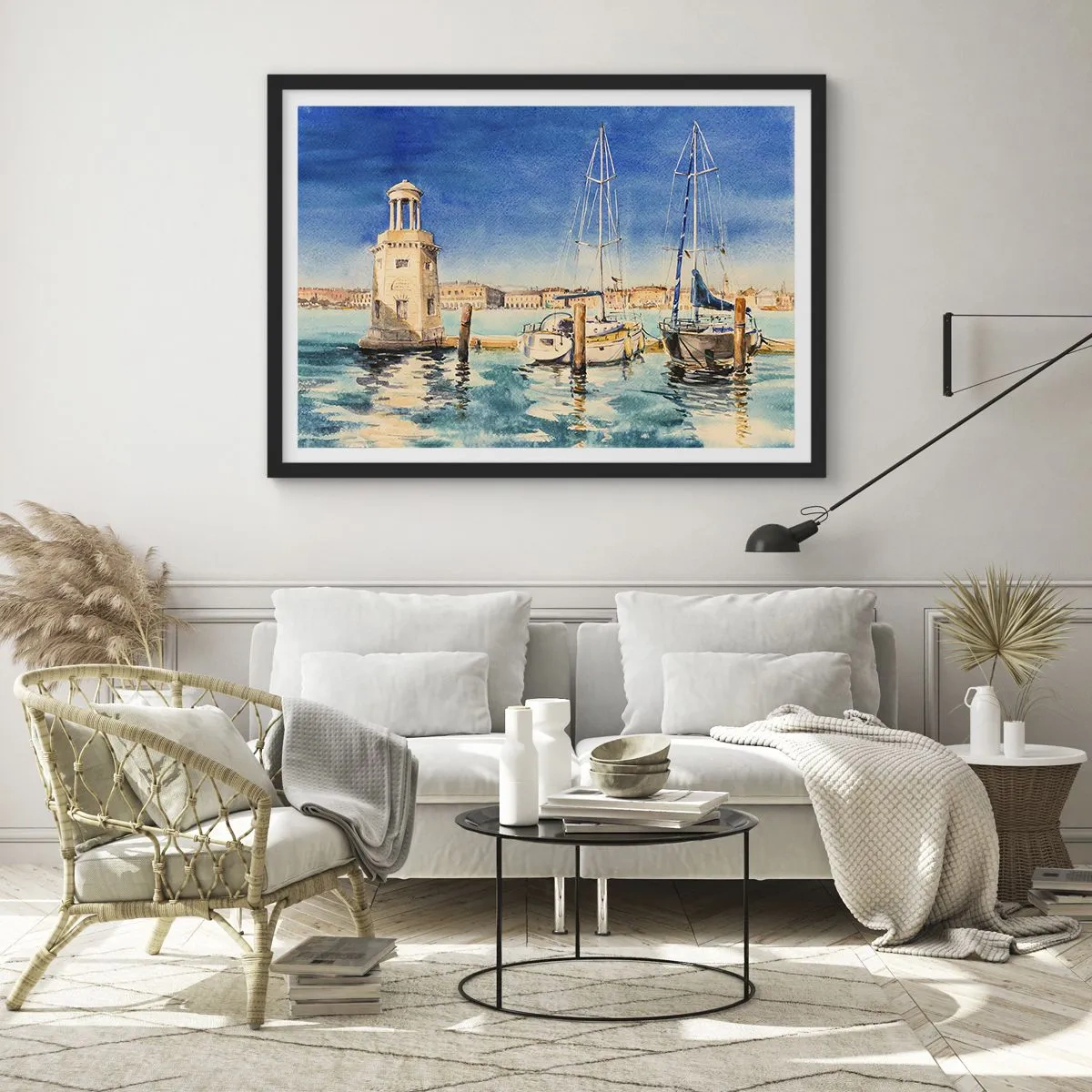 Poster in cornice nera - Marina con barche sullo sfondo di una laguna blu - 70x50cm - La laguna assolata - Decorazione murale moderna per soggiorno e camera da letto ARTTOR