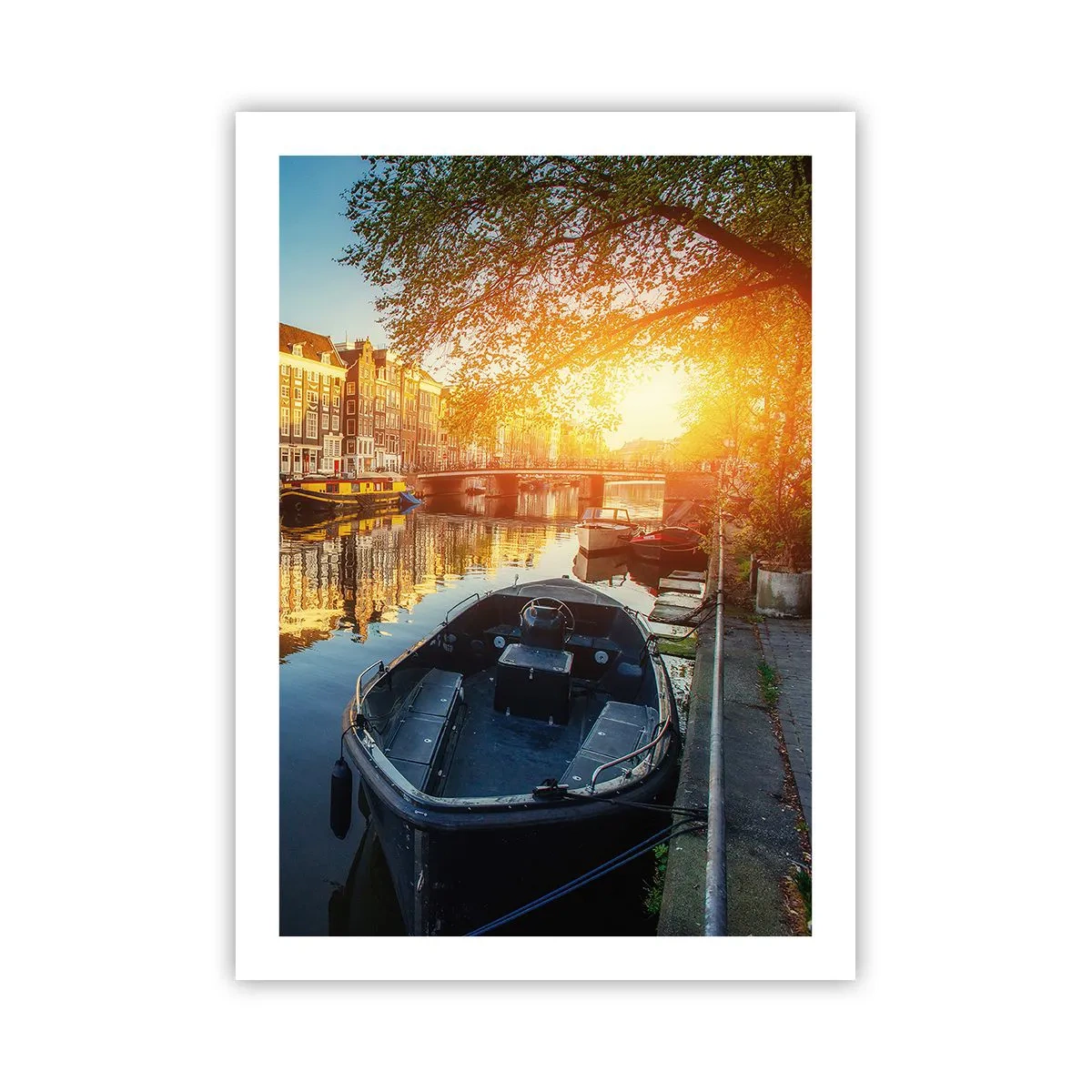Poster - Canale con barca al tramonto - 50x70cm - L'alba ad Amsterdam - Decorazione murale moderna per soggiorno e camera da letto ARTTOR