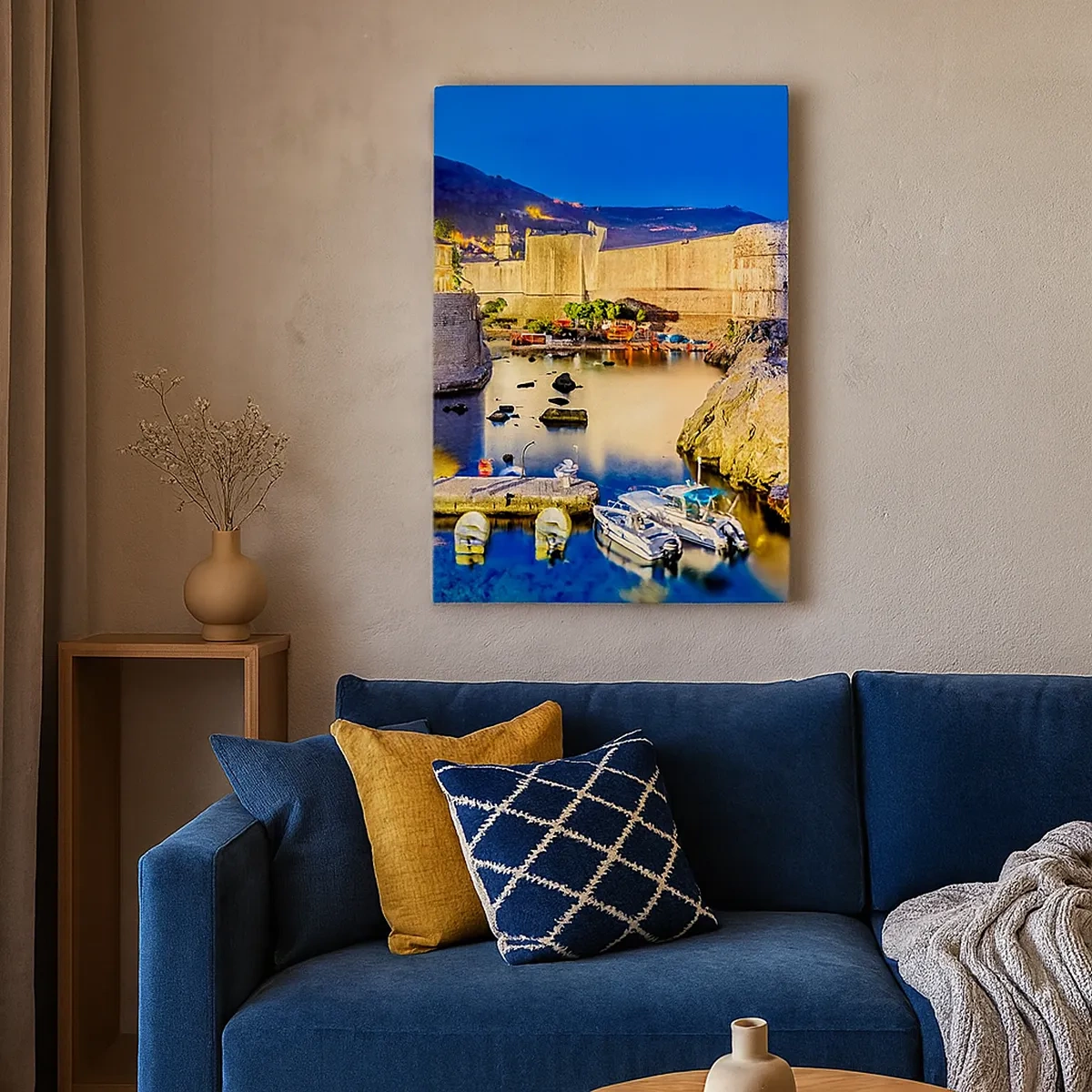 Quadro su tela - Stampe su Tela - Un pittoresco porto di notte con edifici illuminati - 50x70cm - Notte luminosa sull'Adriatico - Decorazione murale moderna per soggiorno e camera da letto ARTTOR