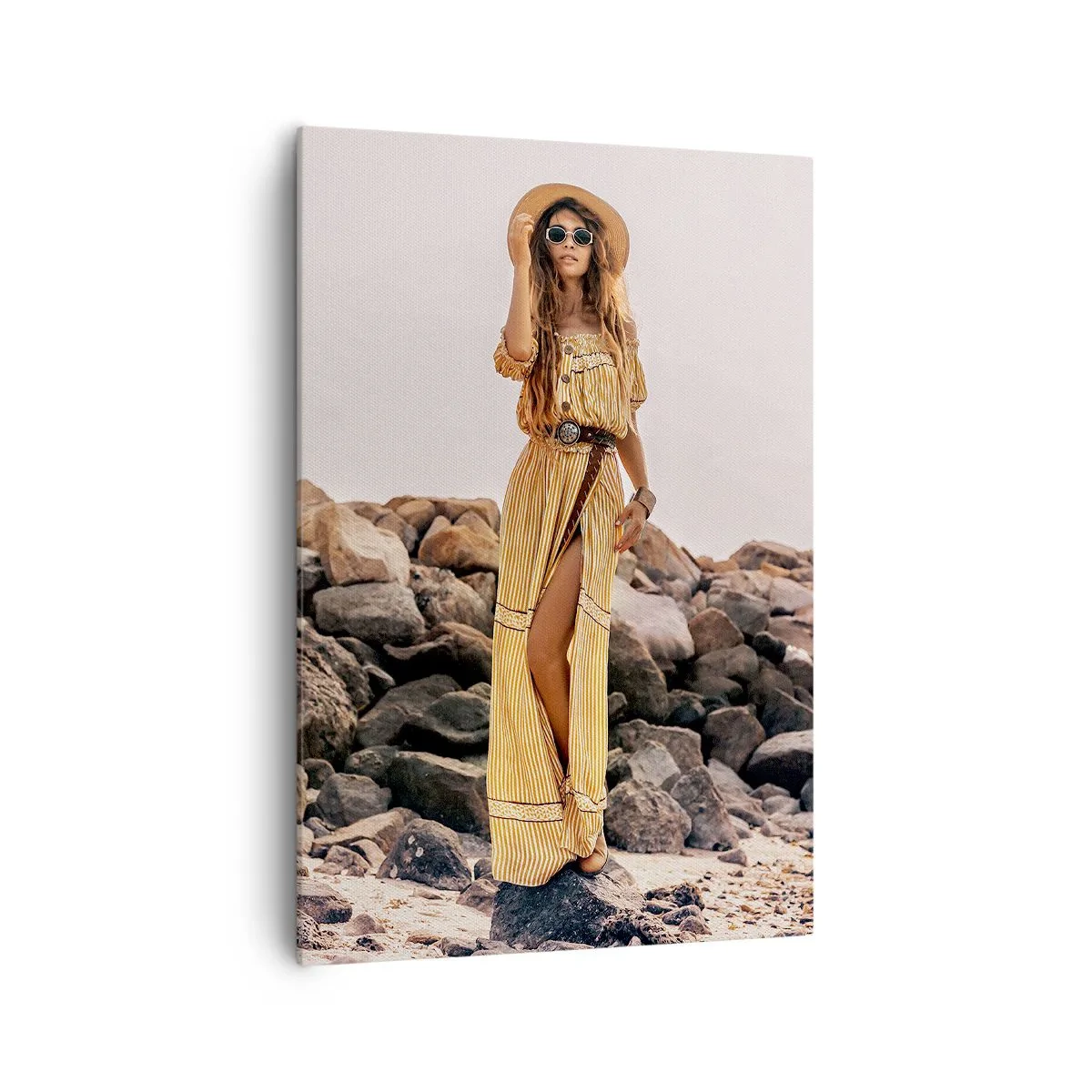 Quadro su tela - Stampe su Tela - Una donna in stile boho sullo sfondo di una spiaggia rocciosa - 70x100cm - La magia delle pietre - Decorazione murale moderna per soggiorno e camera da letto ARTTOR