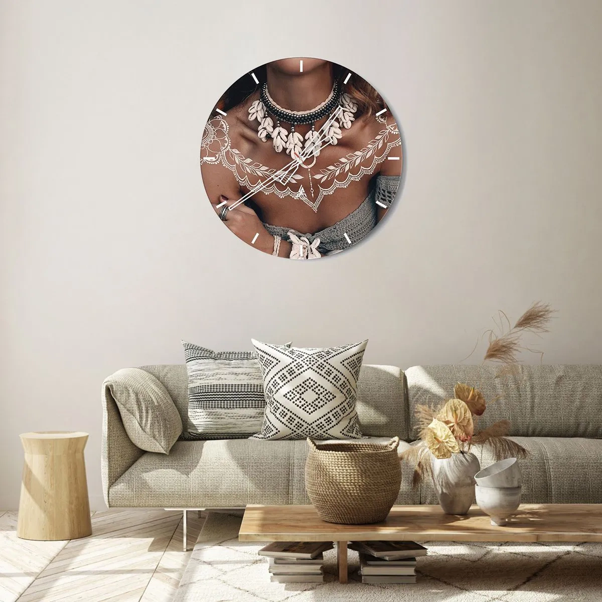Orologio da parete - Orologio in Vetro - Ritratto decorativo di una donna con gioielli etnici e motivi all'henné - 30x30cm - Talismani, rituali di femminilità - Decorazione murale moderna per soggiorno, cucina e camera da letto ARTTOR