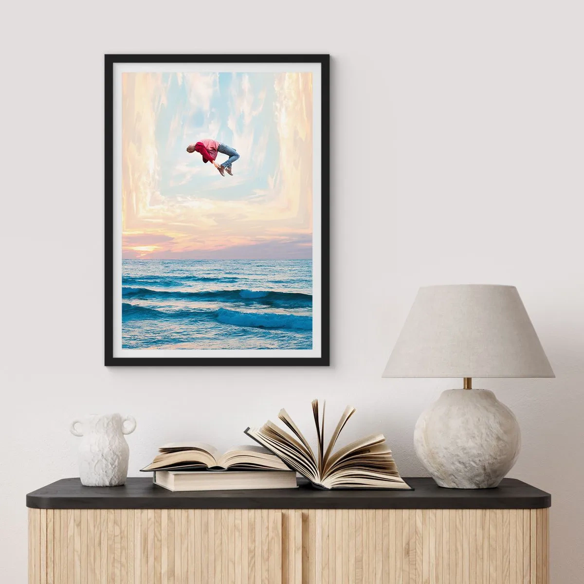 Poster in cornice nera - Un uomo salta nel cielo sopra l'oceano al tramonto - 50x70cm - In un'altra dimensione - Decorazione murale moderna per soggiorno e camera da letto ARTTOR