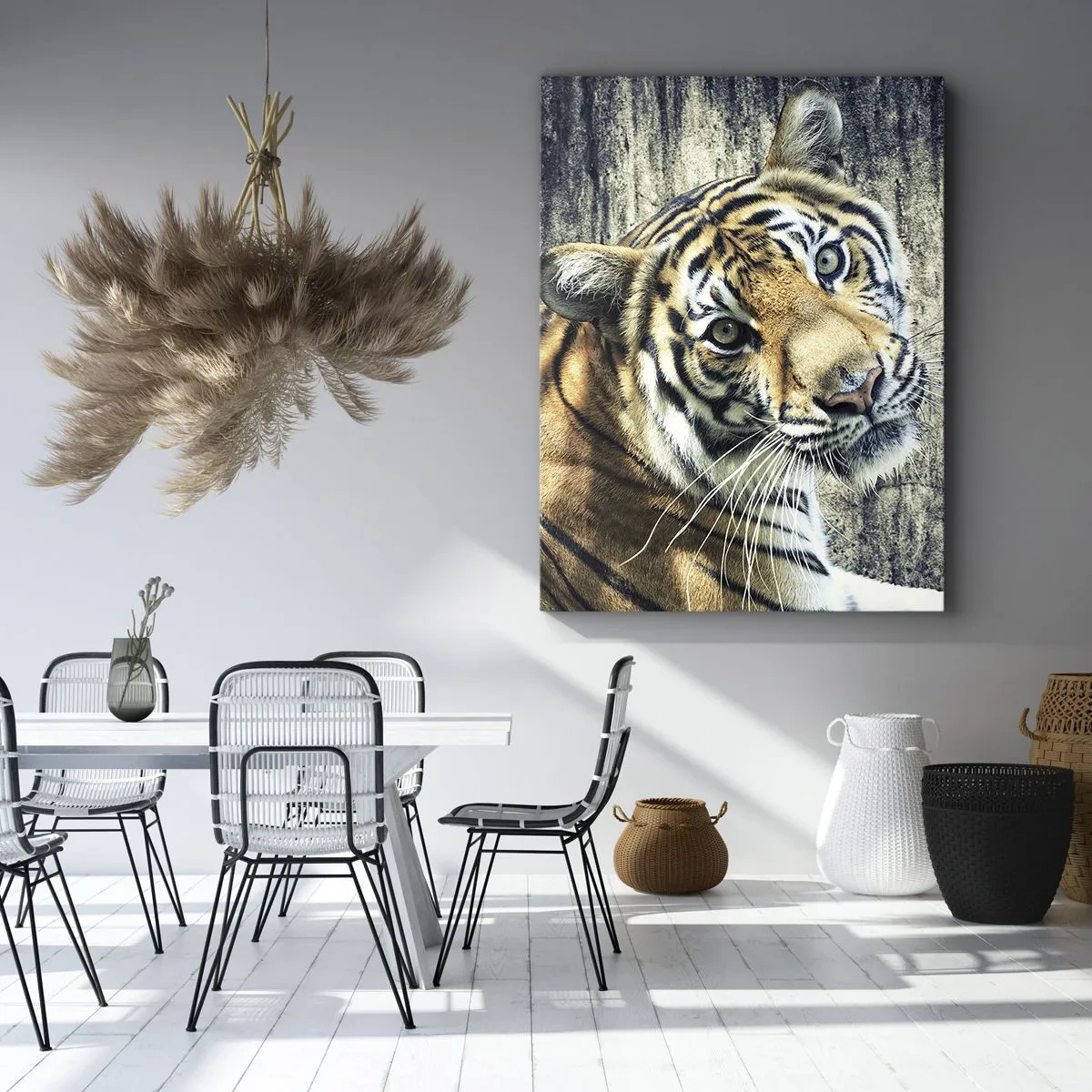 Quadro su tela - Stampe su Tela - Una tigre sdraiata contro un muro dalla consistenza ruvida - 70x100cm - Ritratto nei flussi di luce - Decorazione murale moderna per soggiorno e camera da letto ARTTOR