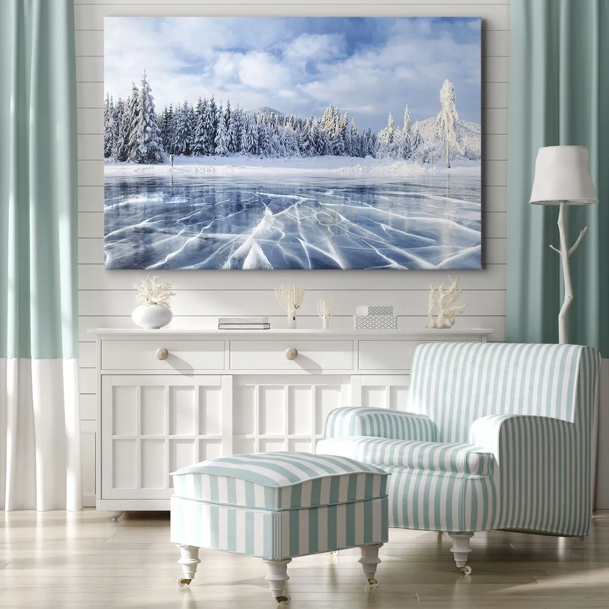 Quadro su tela - Stampe su Tela - Un lago ghiacciato circondato da una foresta innevata - 120x80cm - Vista lucente e cristallina - Decorazione murale moderna per soggiorno e camera da letto ARTTOR