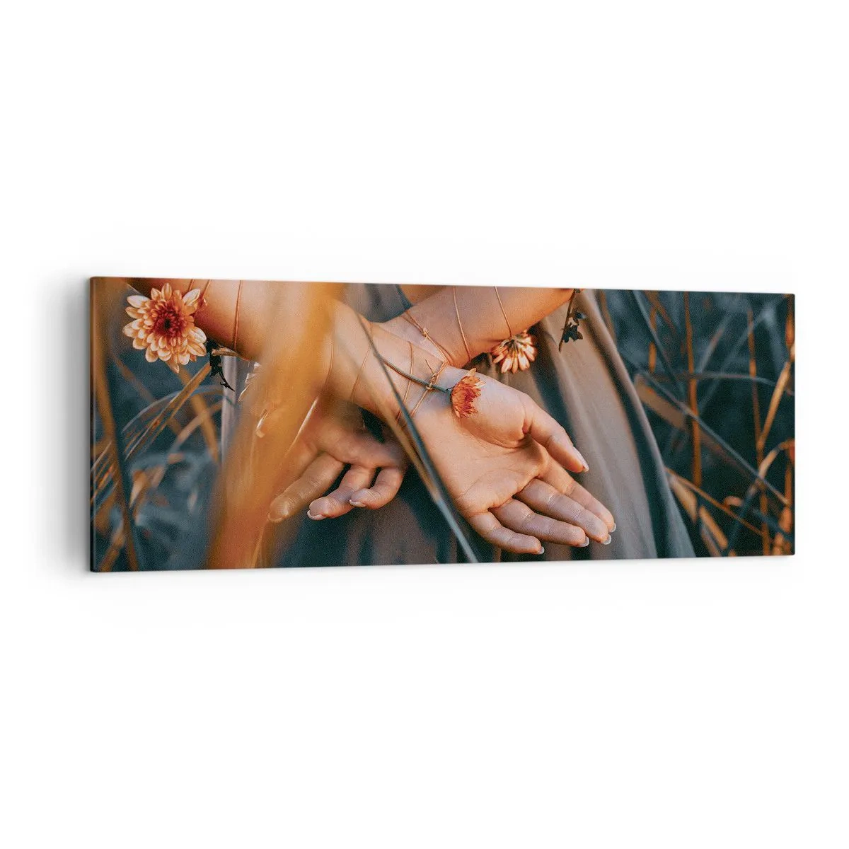 Quadro su tela - Stampe su Tela - Mani sensuali con fiori in un ambiente naturale - 140x50cm - Legata alla natura - Decorazione murale moderna per soggiorno e camera da letto ARTTOR