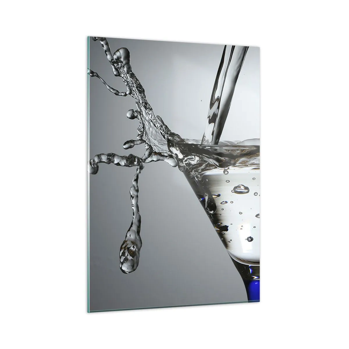 Quadro su vetro - Liquido in un bicchiere da martini che schizza su uno sfondo grigio - 50x70cm - Sul bordo della coppa - Decorazione murale moderna per soggiorno e camera da letto ARTTOR